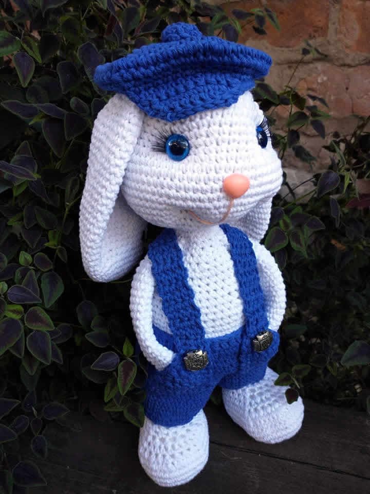 Conejo amigurumi con peto y gorra azul